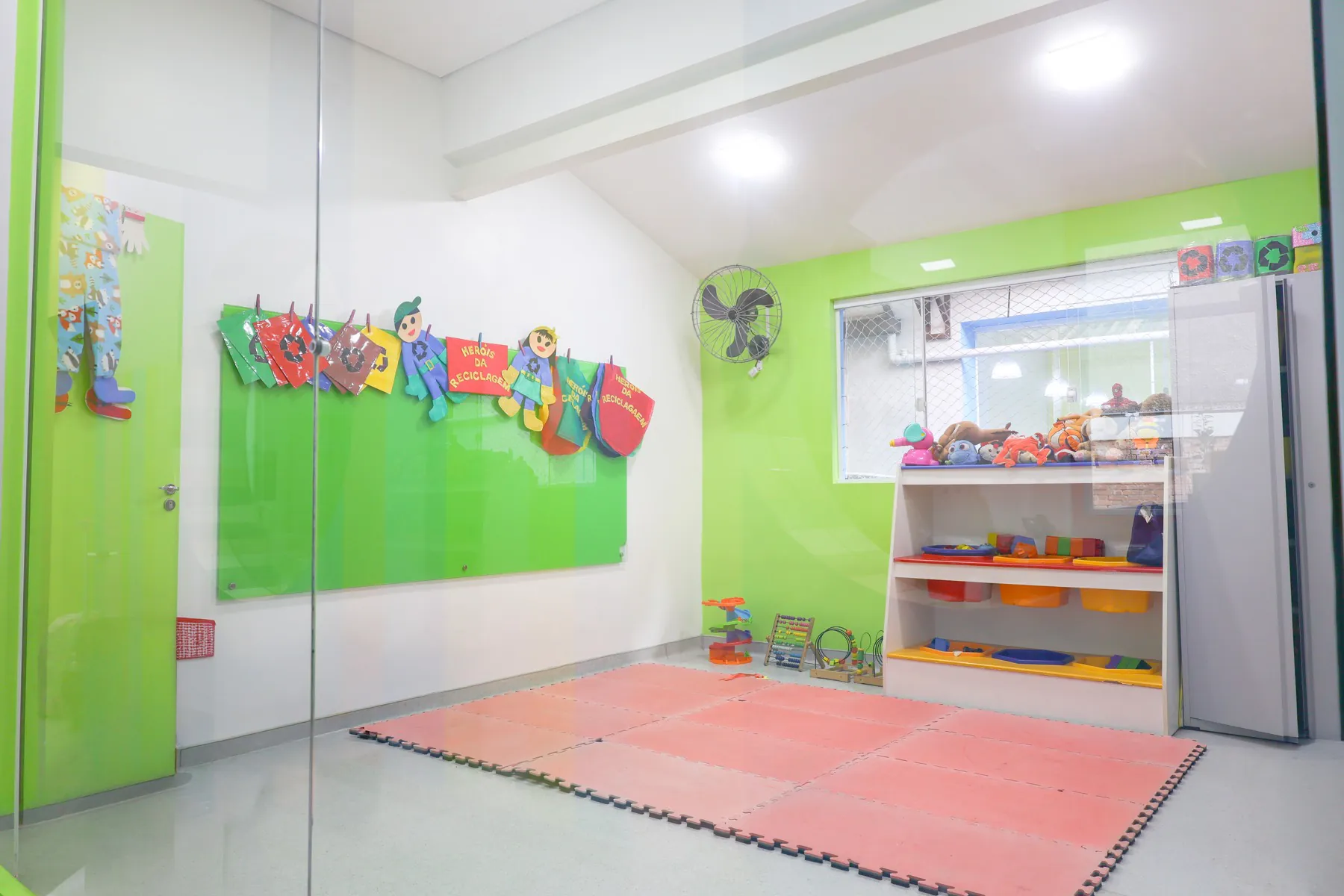 Espaço lúdico com tatame e brinquedos