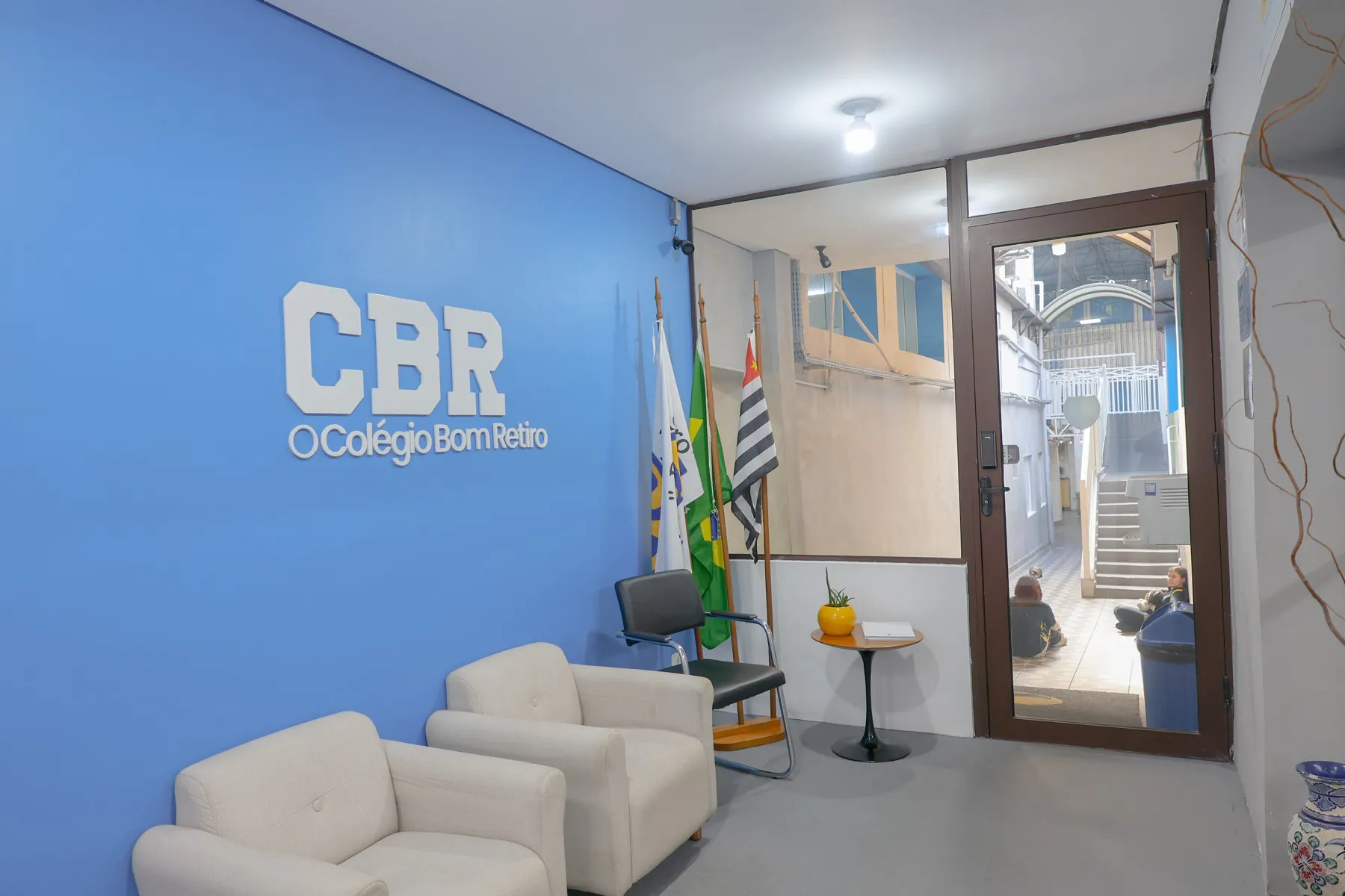 Recepção do CBR com parede azul e logotipo