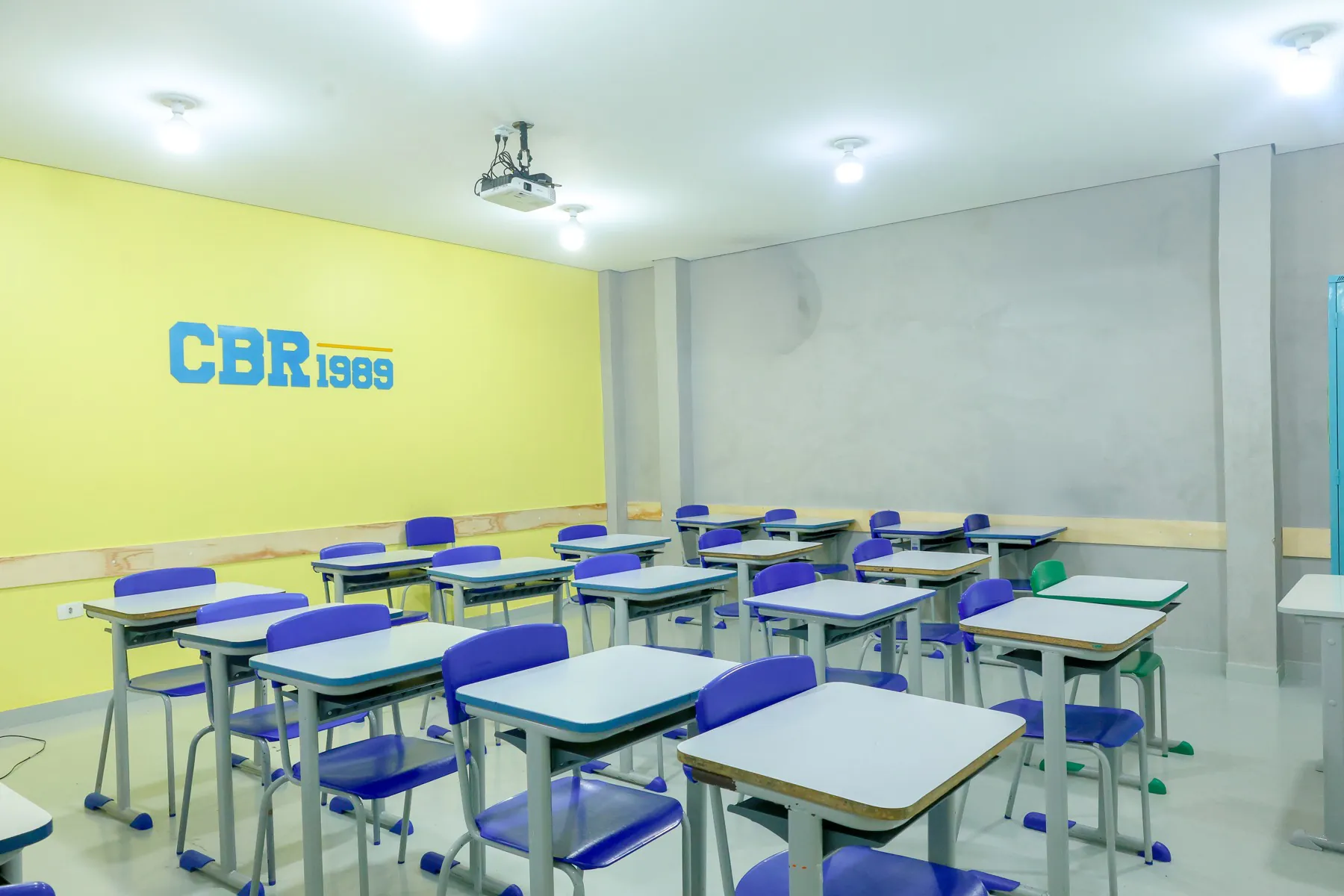 Sala de aula amarela com logotipo CBR 1989