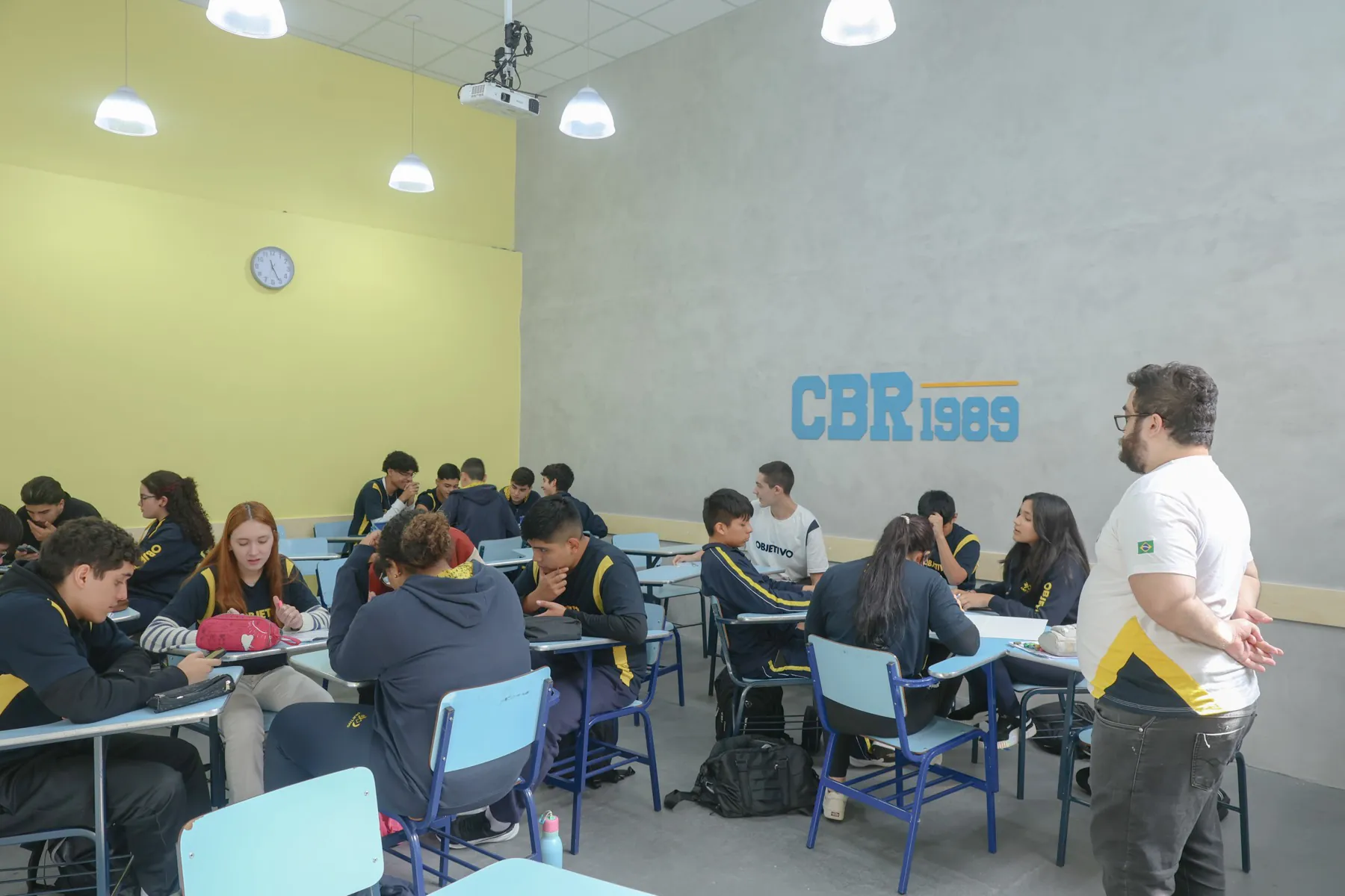 Alunos do Ensino Médio em trabalho em grupo com professor