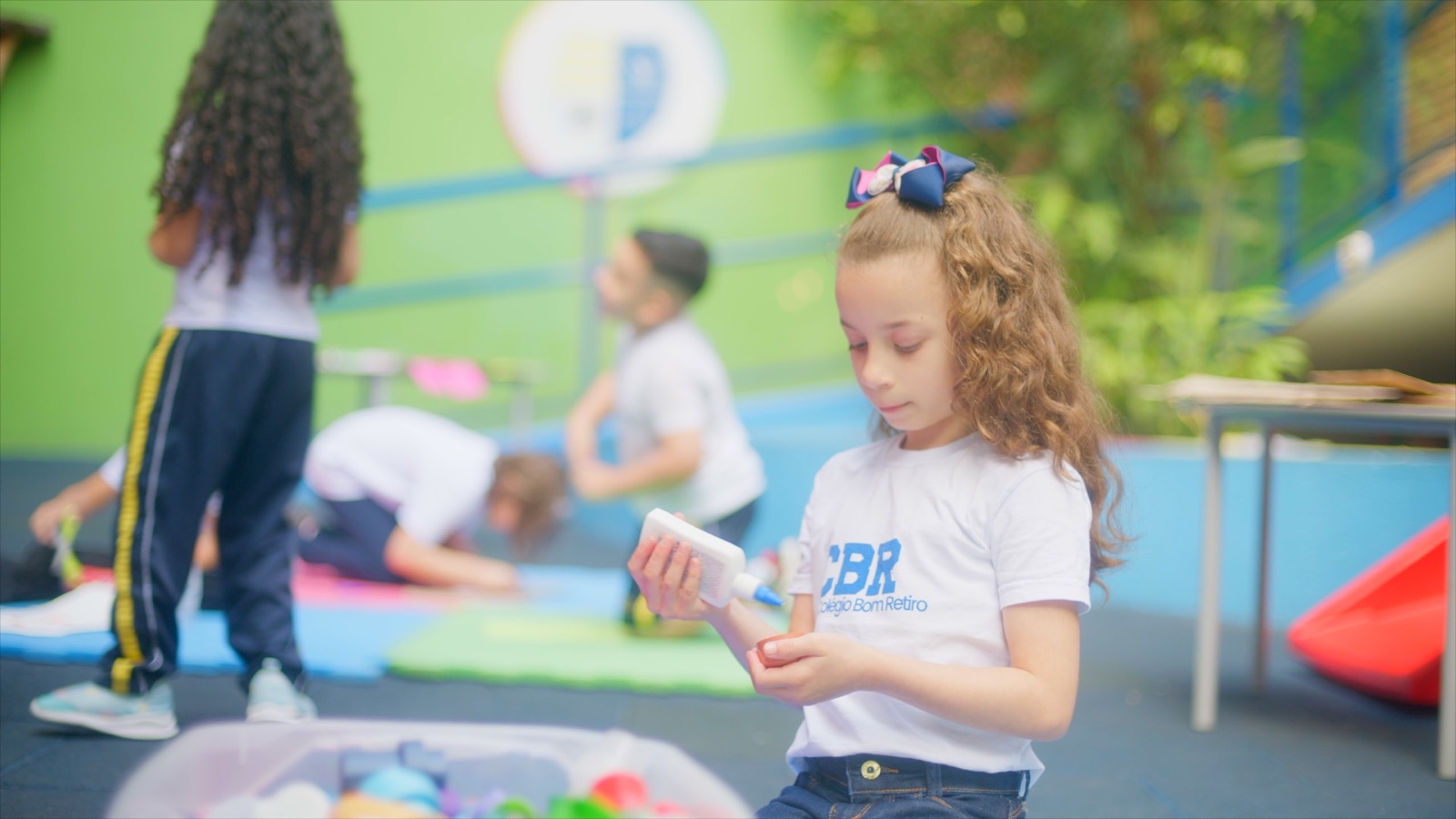Aluna dos Anos Iniciais montando um projeto de Cultura Maker no pátio do CBR