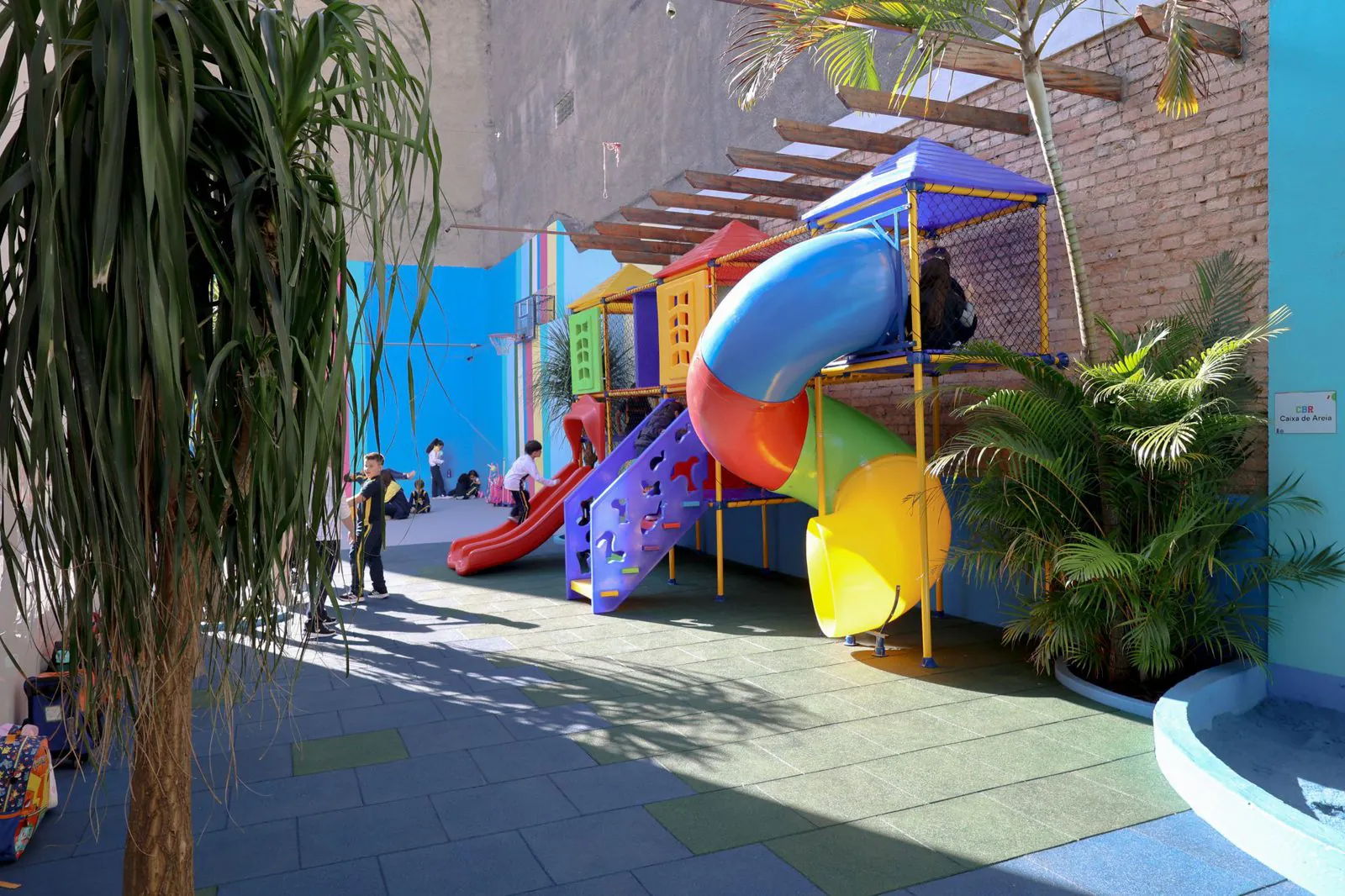 Parque da Educação Infantil do CBR, com brinquedos coloridos e piso emborrachado